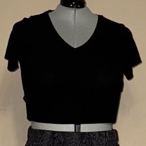 Black Ribbed Fitted Crop Top | Stretchy V-neck | Bozzolo